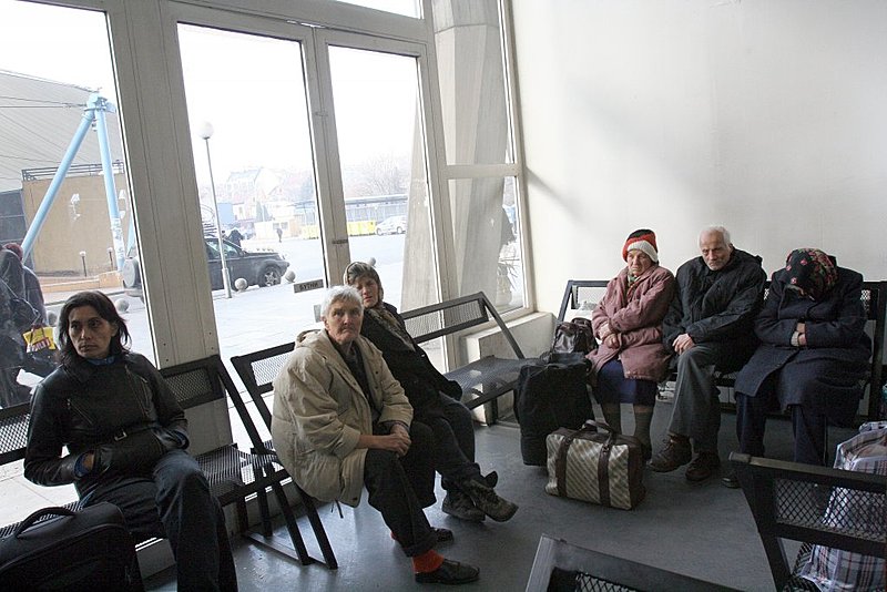 Чакащите пътници в топлата чакалня Снимка: Сергей Антонов