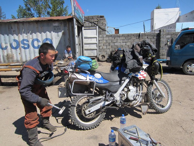 Монтьорите в Монголия също залагат на ремонтите с чук.