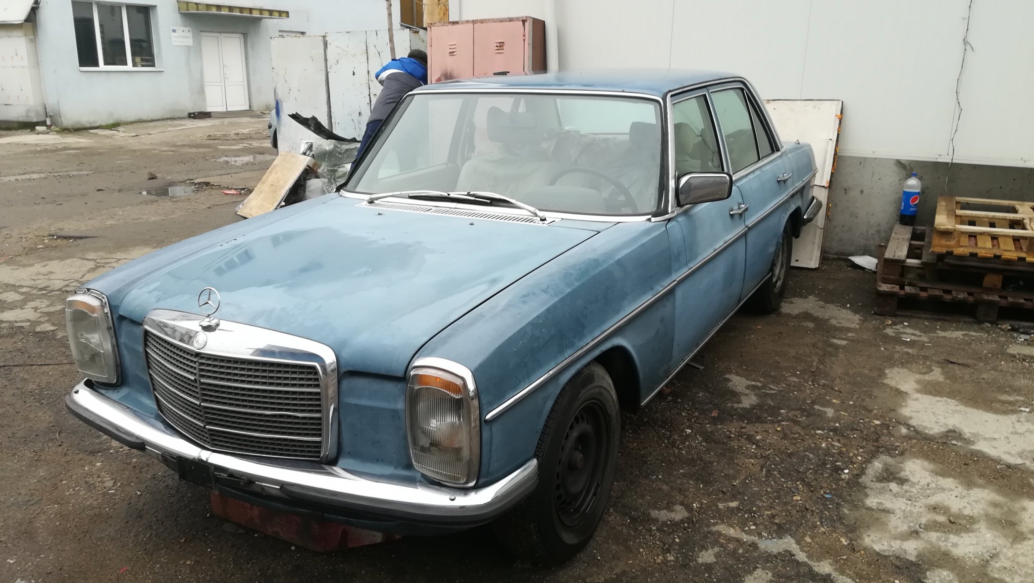 Грустный мерседес w115