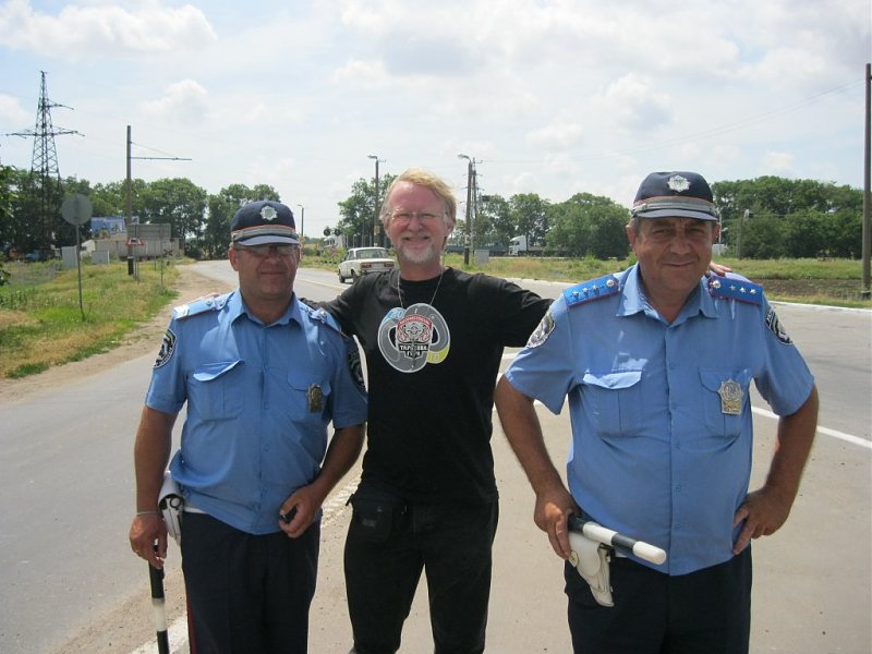 Въпреки няколкото сблъсъка с украински пътни полицаи, Стив успява да си намери приятели дори сред тях.