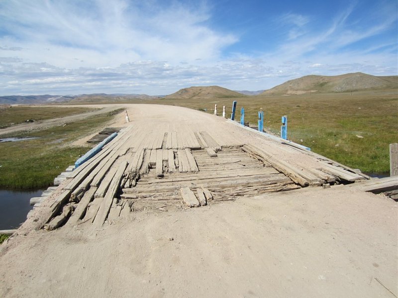 Ярък пример за качеството на пътищата (и мостовете) в Монголия.
